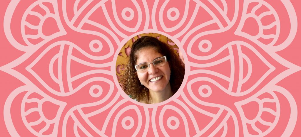 Fundo de mandala com a foto da Master Coach Maria Antônia ao centro.